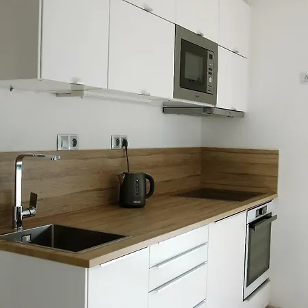 Garden Apt-free Parking,close D8,metro,expo *