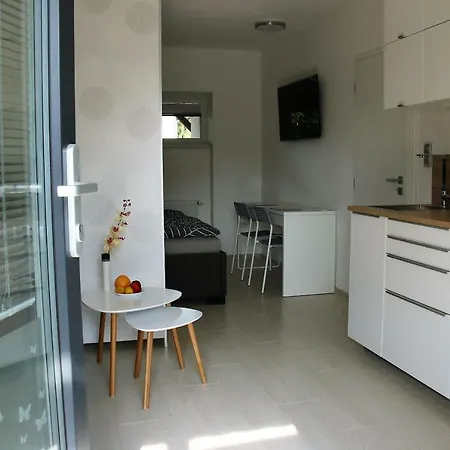 Garden Apt-free Parking,close D8,metro,expo * Hovorcovice