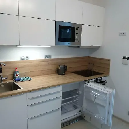 Garden Apt-free Parking,close D8,metro,expo *