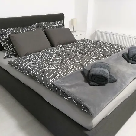 Garden Apt-free Parking,close D8,metro,expo Apartman Hovorcovice