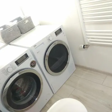 Garden Apt-free Parking,close D8,metro,expo