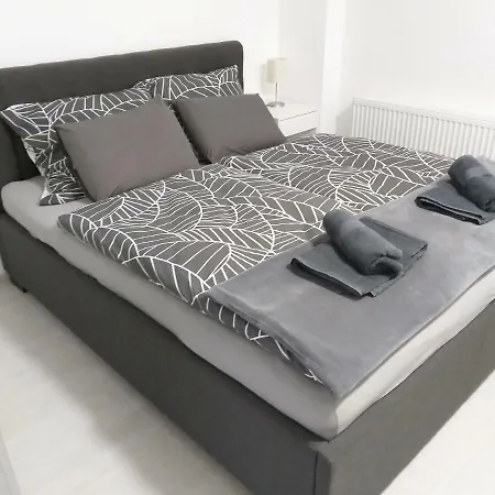 Garden Apt-free Parking,close D8,metro,expo 公寓