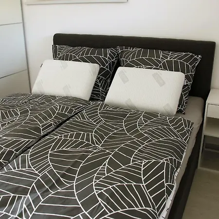 公寓 Garden Apt-free Parking,close D8,metro,expo Hovorcovice