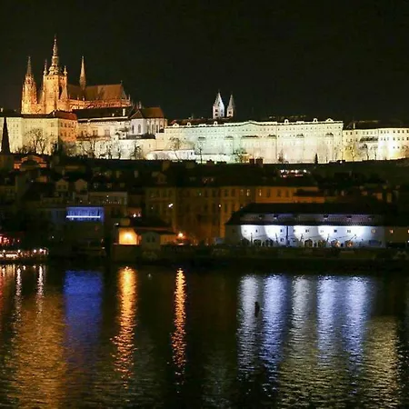 Garden Apt-free Parking,close D8,metro,expo