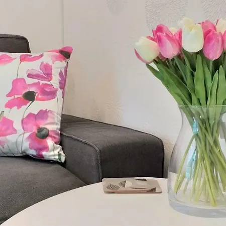 Garden Apt-free Parking,close D8,metro,expo