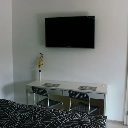 Garden Apt-free Parking,close D8,metro,expo Apartman *