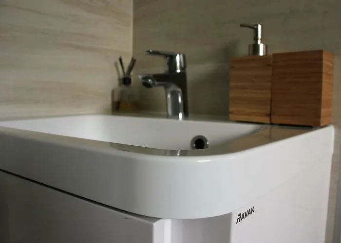 Garden Apt-free Parking,close D8,metro,expo شقة Hovorcovice