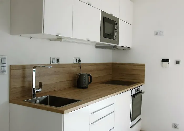 Garden Apt-free Parking,close D8,metro,expo *