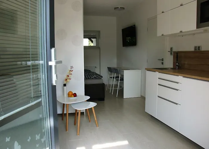 Garden Apt-free Parking,close D8,metro,expo * Hovorcovice