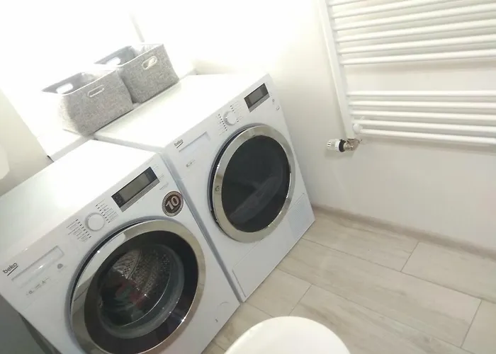 Garden Apt-free Parking,close D8,metro,expo