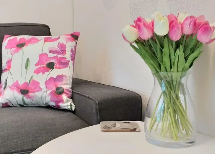 Garden Apt-free Parking,close D8,metro,expo