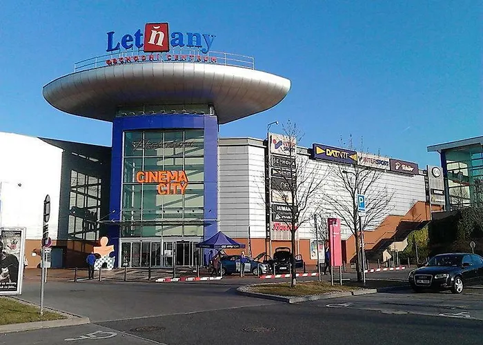 Garden Apt-free Parking,close D8,metro,expo *